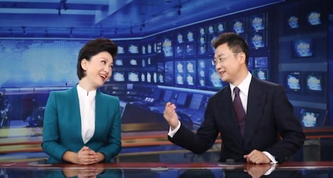 新闻联播海霞刚强眼神互动,刚强与海霞首次搭档亮相