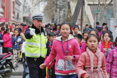 站好夜间护学岗守护学子平安路,护学岗民警暖心守护