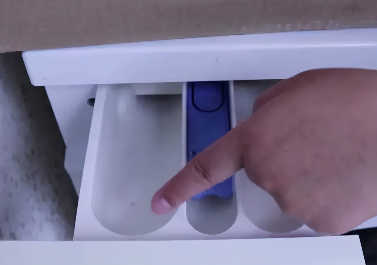 滚筒洗衣机的污垢盒子怎么拿出来,滚筒洗衣机洗不干净好多泡沫和水