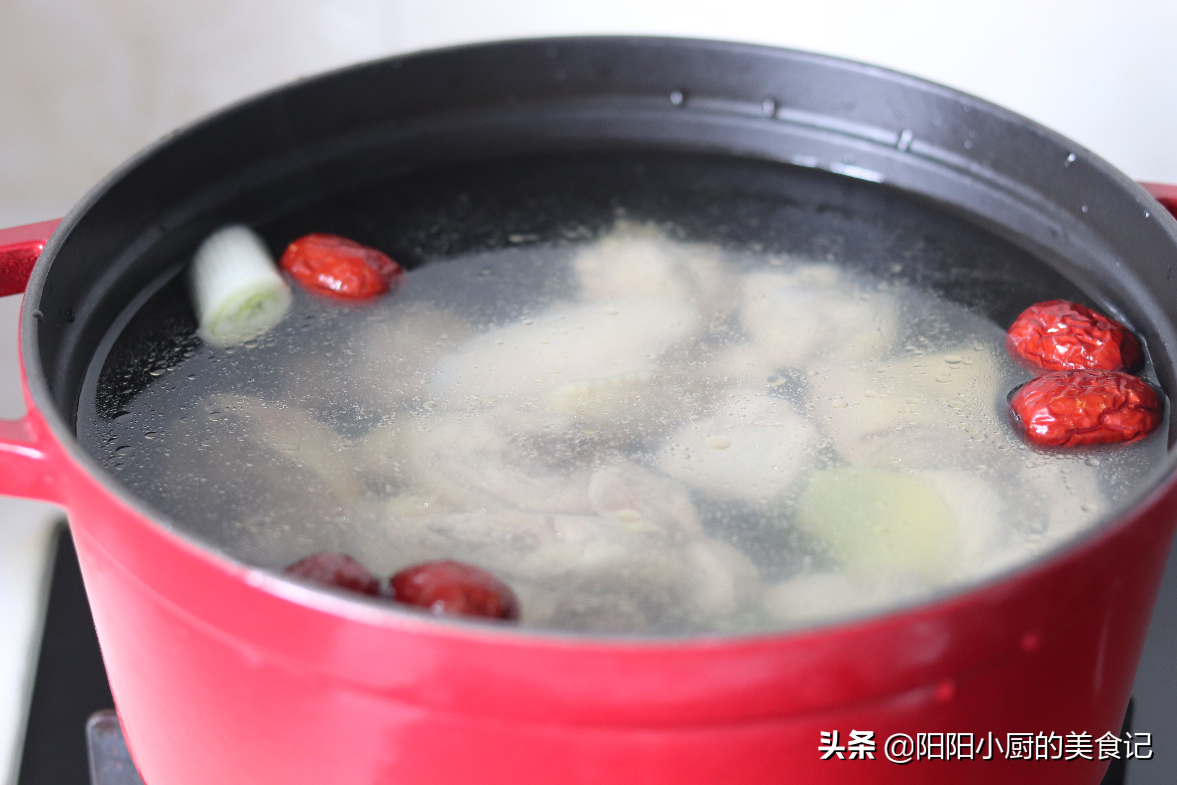 暖身滋补正当时推荐羊肚菌鸡汤,新鲜的羊肚菌炖鸡汤川味的做法