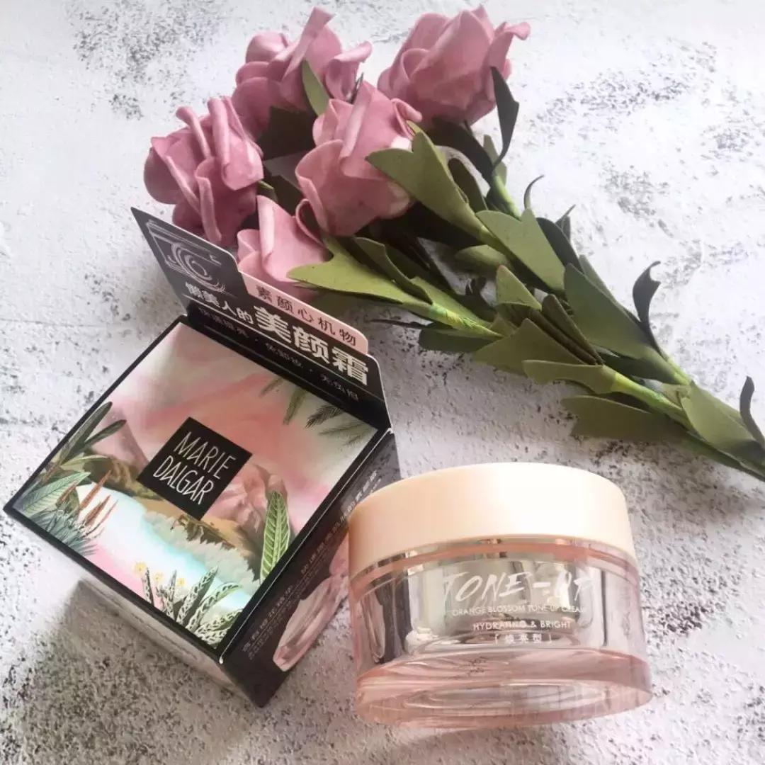 美宝莲和玛丽黛佳定妆粉哪个更好,美宝莲和玛丽黛佳口红哪个好