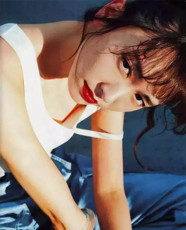 2018年冬季最流行的颜色，“红梨色”显得尤为突出，呼声很高