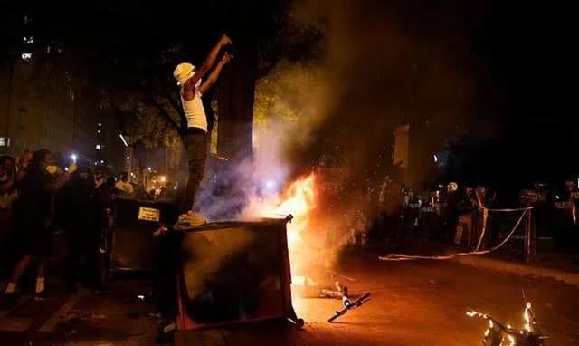 美国店主持宝剑保卫店铺，却遭暴徒*攻围**，被打趴在街头