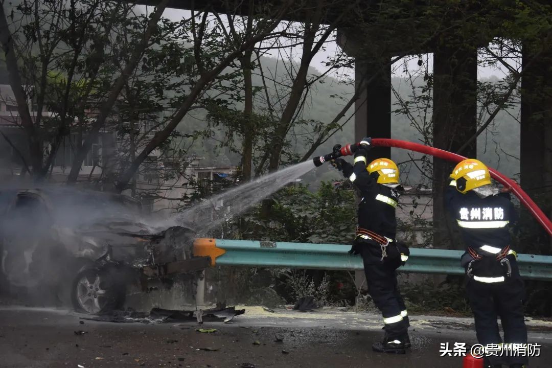 两车相撞冒烟燃烧完整版,两车相撞现场燃起了大火