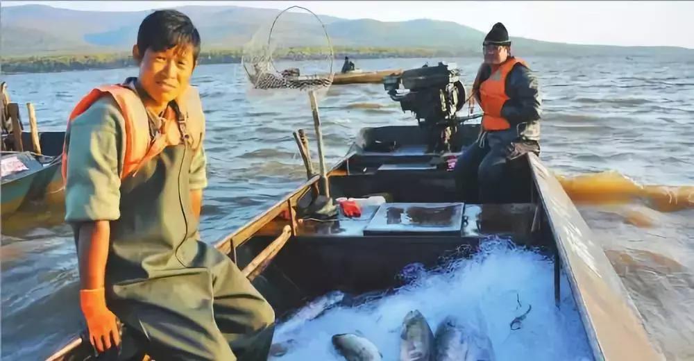 乌苏镇东方第一哨所哨兵,黑龙江边境边防战士冬天站岗