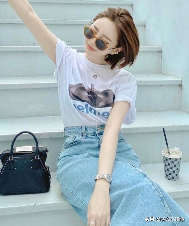 今年流行的t恤裤子搭配2021夏天,今年流行的宽松t恤搭配女