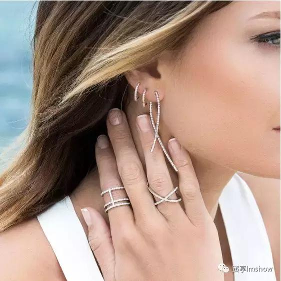 7种时尚又有品位的饰品搭配方法,百搭不过时的饰品有哪些