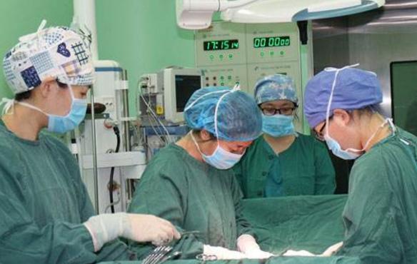 早产将近3个月，新生儿体重仅0.99斤却仍顽强存活，不禁让人感叹