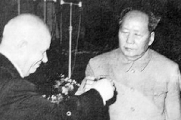 苏美英三国禁止核试验，毛主席对此不以为然，写下一首词强势回应