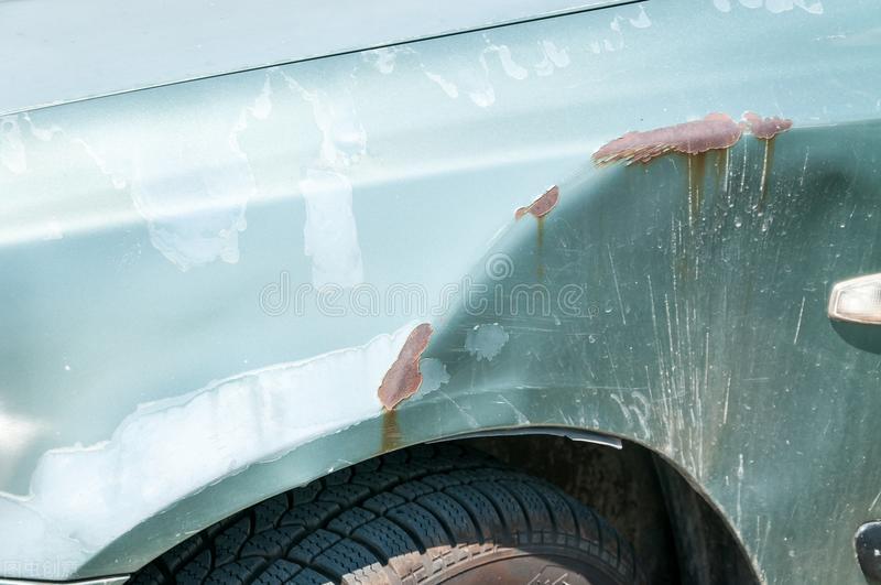 车辆露底漆一般多久会生锈,车的底漆被蹭了不补漆会生锈吗