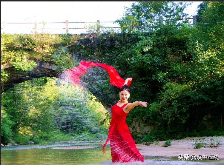 2020汉中水上表演,城固二里泼水