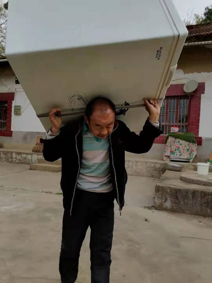 震惊!澳柯玛售后师傅背起冰柜暴走4公里秦岭山路