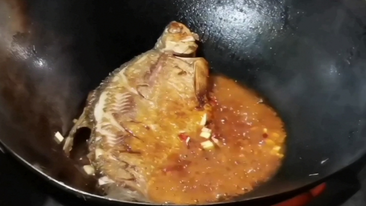 在家做红烧鱼怎么做才好吃,红烧鱼这样做味道鲜美好吃又入味