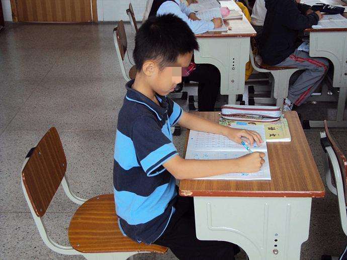 儿子被罚抄“足”字，宝妈看到作业后哭笑不得，网友：灵魂写手