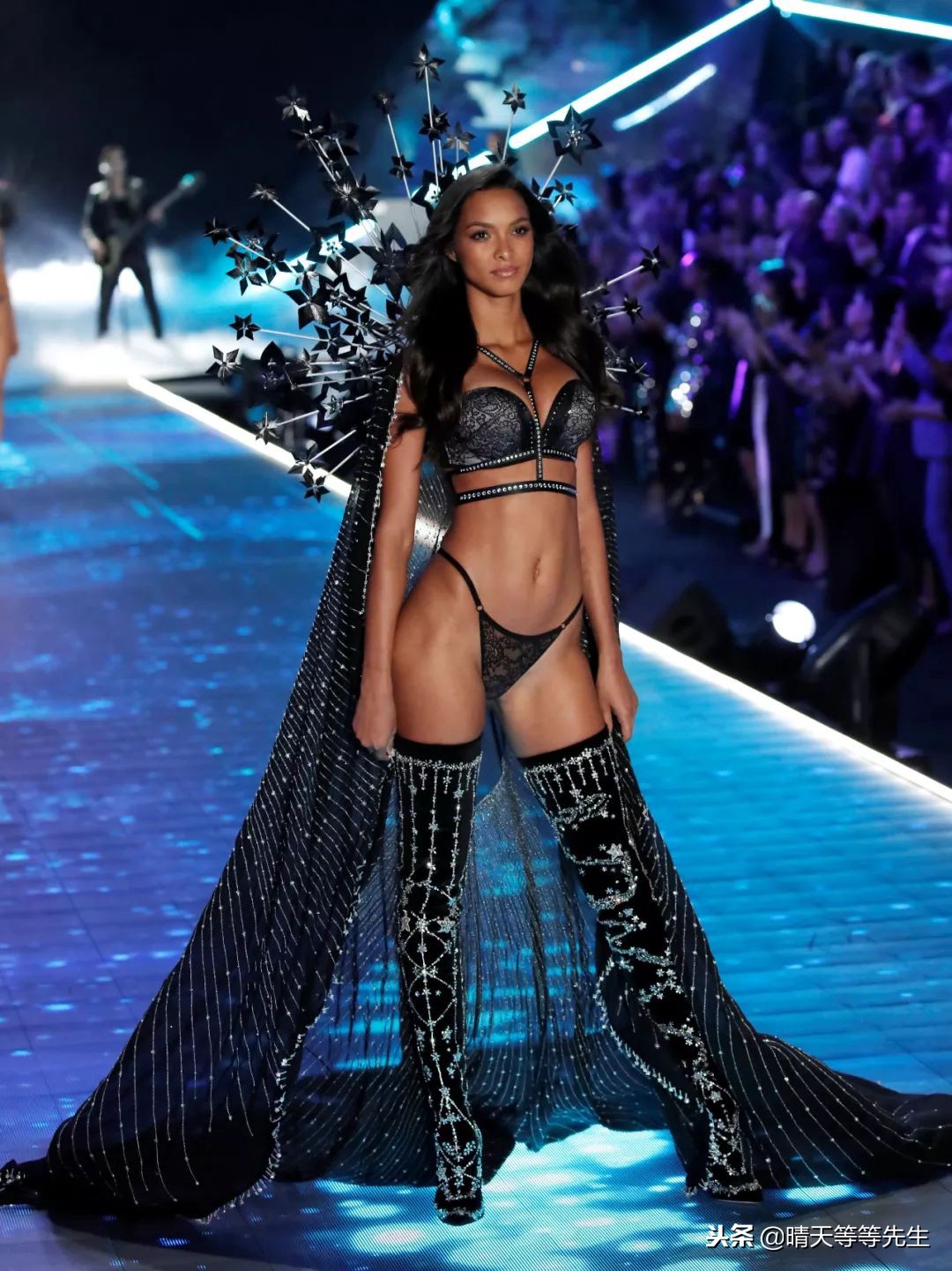 2018维密刘雯依旧气场,2018维密走秀完整视频刘雯