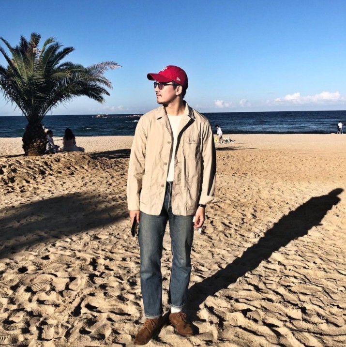 夹克配修身或者直筒牛仔裤,黑色夹克外套搭配深灰色牛仔裤