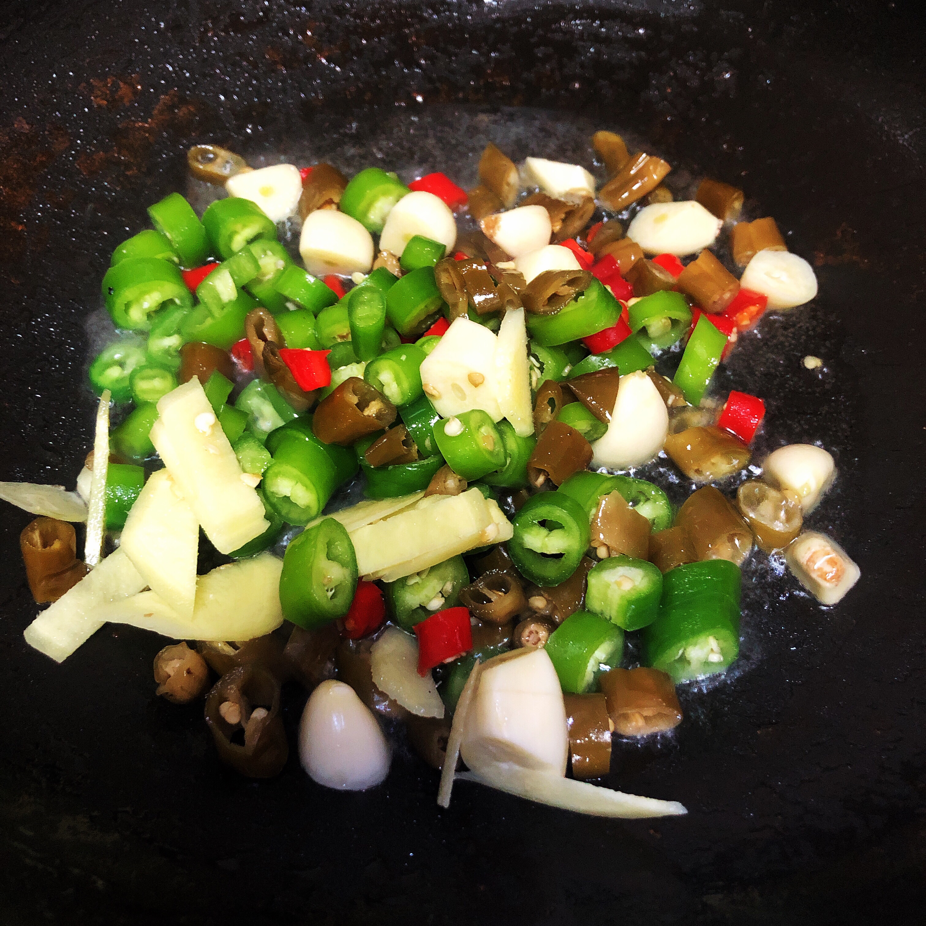 牛蛙杀好后怎么弄肉质鲜嫩,冷冻牛蛙怎么处理肉质才能鲜嫩