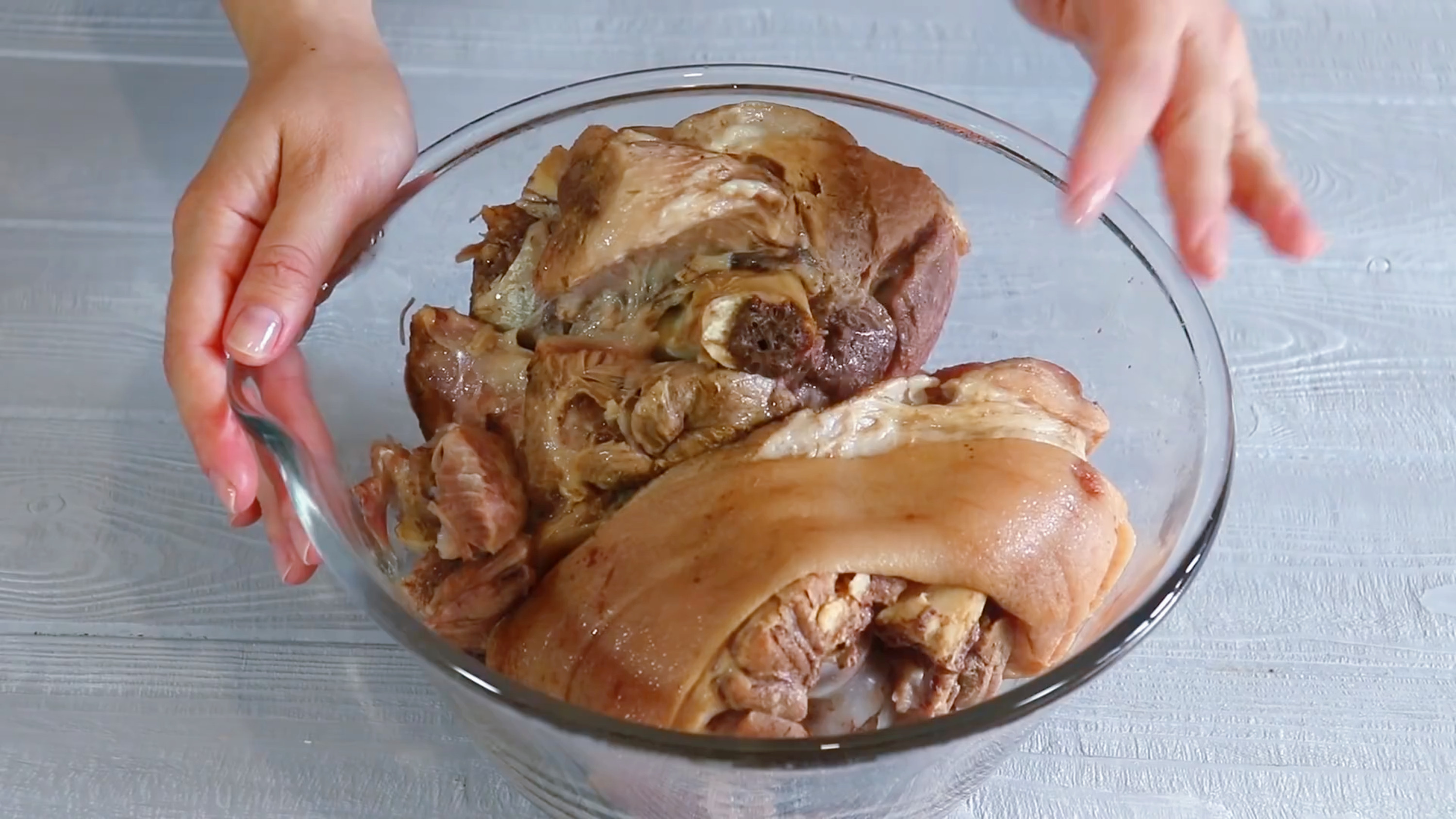 把猪肉装到矿泉水瓶子里，12小时后变成美味香肠，做法头一次见