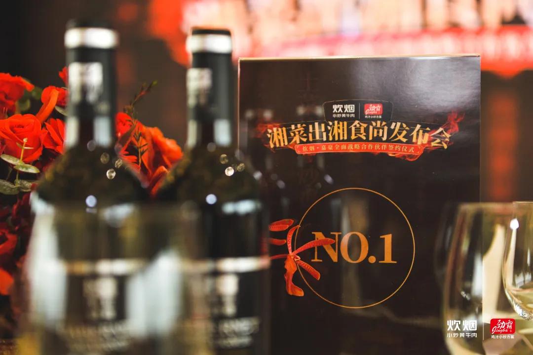 这家网红餐馆逆势开新店了,一家网红餐厅该如何经营