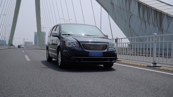 16万的豪华MPV动力充足面子管够，颠覆了我对美系车的看法