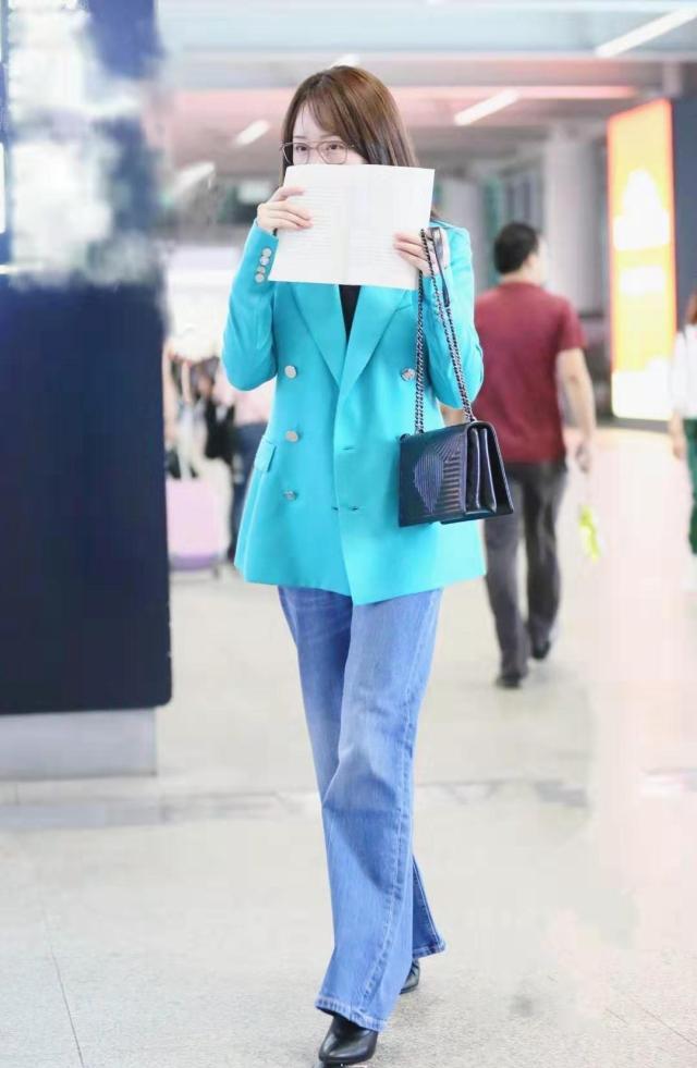 杨钰莹穿白色西装裙配驴蹄鞋,杨钰莹格子西装外套搭配