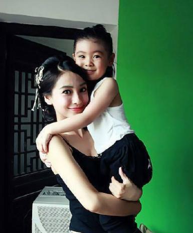 章子怡怀孕胖了多少,章子怡大方挺孕肚亮相