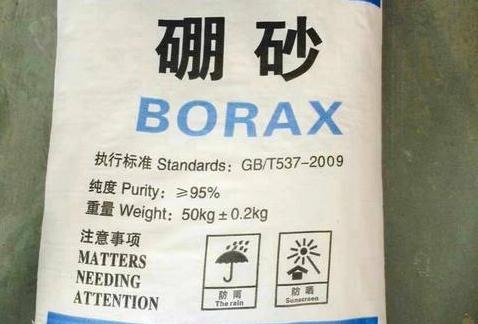 一心跟食物“较劲”还有点“狼狈”，这位民警咋回事？