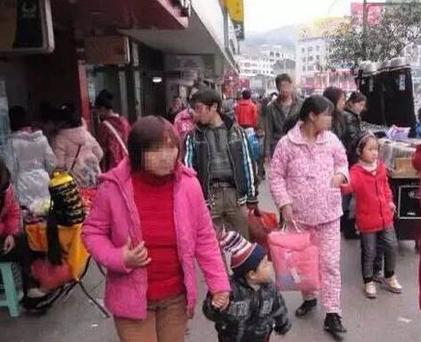 穿睡衣接娃被孩子嫌弃了,妈妈穿睡衣接儿子被嫌弃