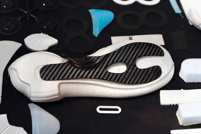 韦德之道九低帮是全掌碳板吗,韦德之道8是高配全掌䨻吗