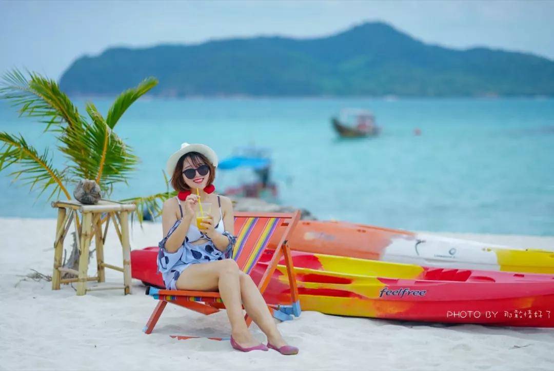 美国艺术家老夫妇定居苏梅岛十年，教游客画垃圾桶，唤醒环保意识