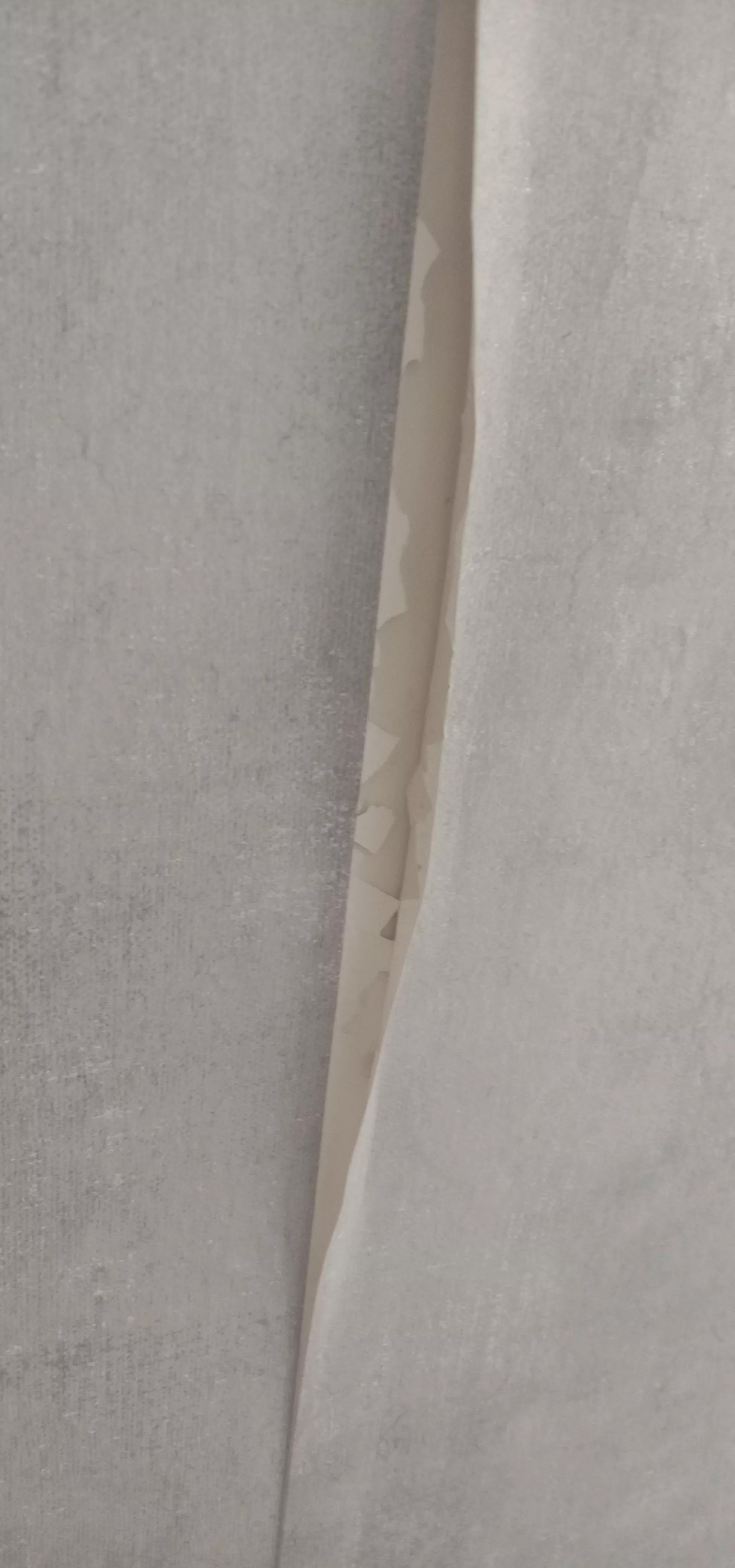 家里壁纸破了洞怎么遮盖,家里贴的壁纸有裂缝怎么处理