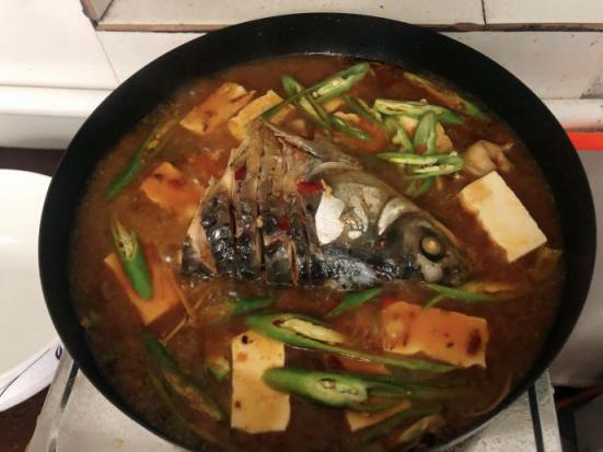 铁锅炖鱼最简单家常做法视频,家常版铁锅炖鱼怎么做