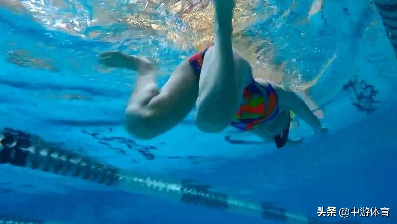 蛙泳收腿时脚在水上什么原因,蛙泳手翻脚为何会露出水面