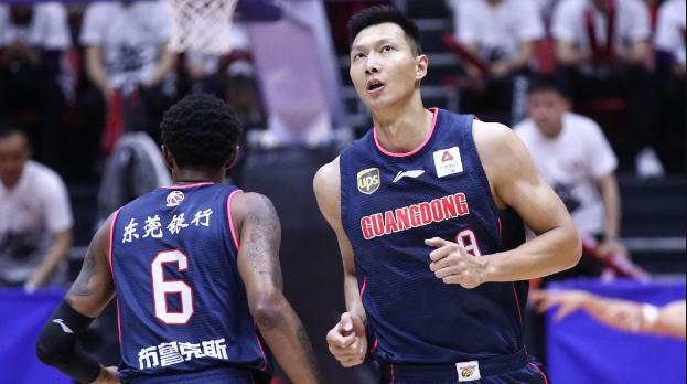 易建联国家队定妆照帅气 (易建联红色衣服)