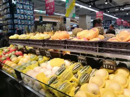 超市五一主题陈列,五一节超市入口创意陈列