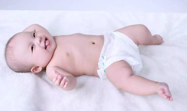 宝宝生下来屁股和脚淤青,宝宝生下来屁股青一大块