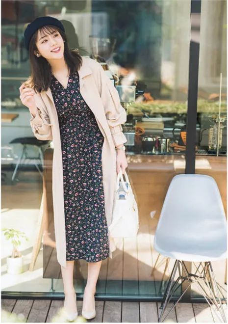 风衣搭碎花裙怎么搭配图,碎花裙搭配乐福鞋好看吗