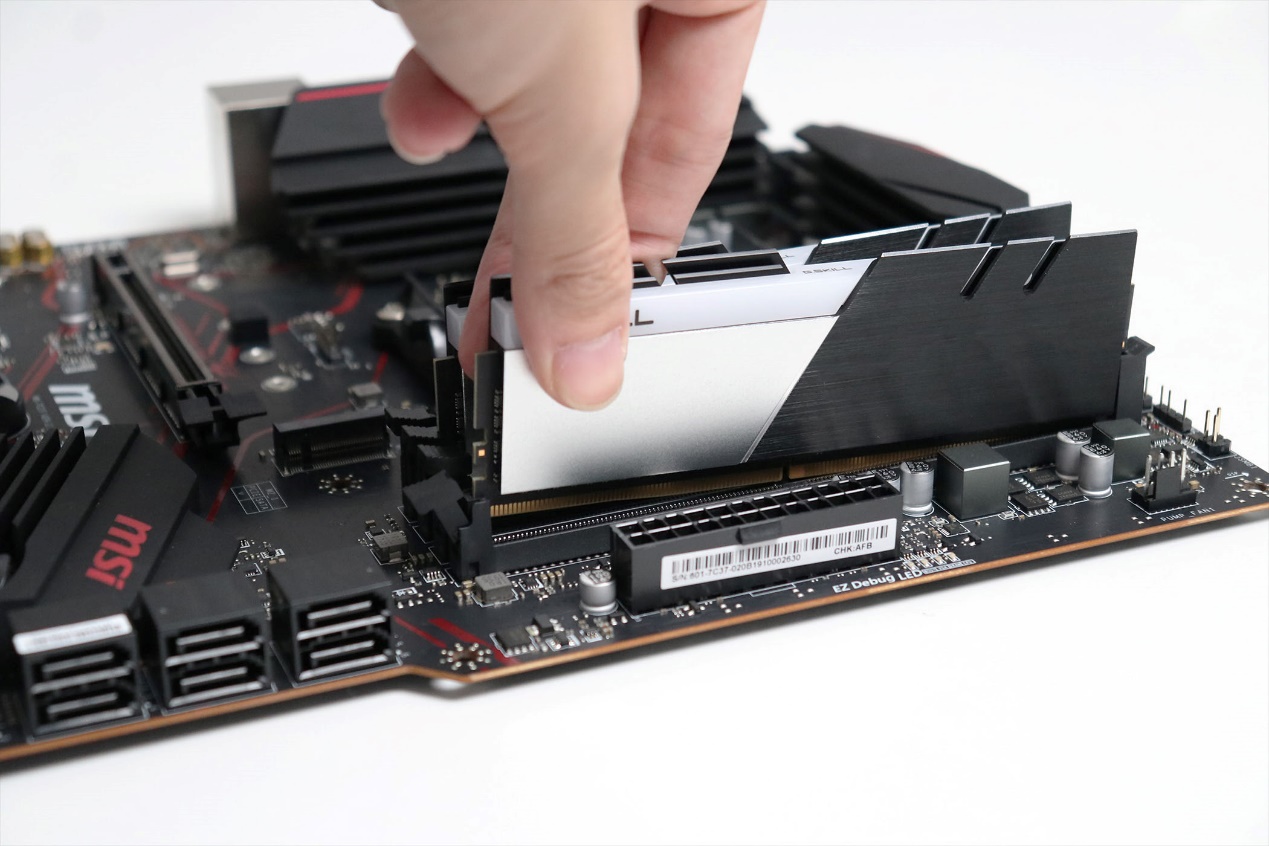 内存存储器ram和rom的主要区别,手机闪存ram和rom有什么区别