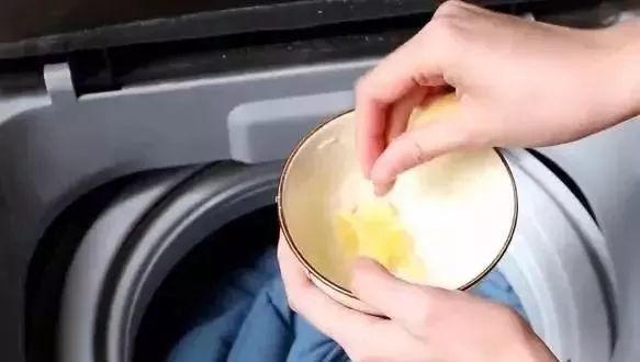 洗衣机洗的衣服上有片状污垢,衣服在洗衣机里面越洗越脏