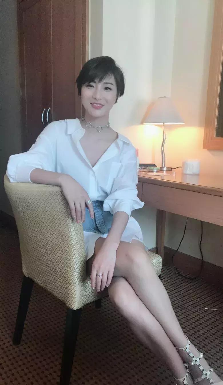 恭喜香港名模宣布注册结婚,金像奖官宣结婚