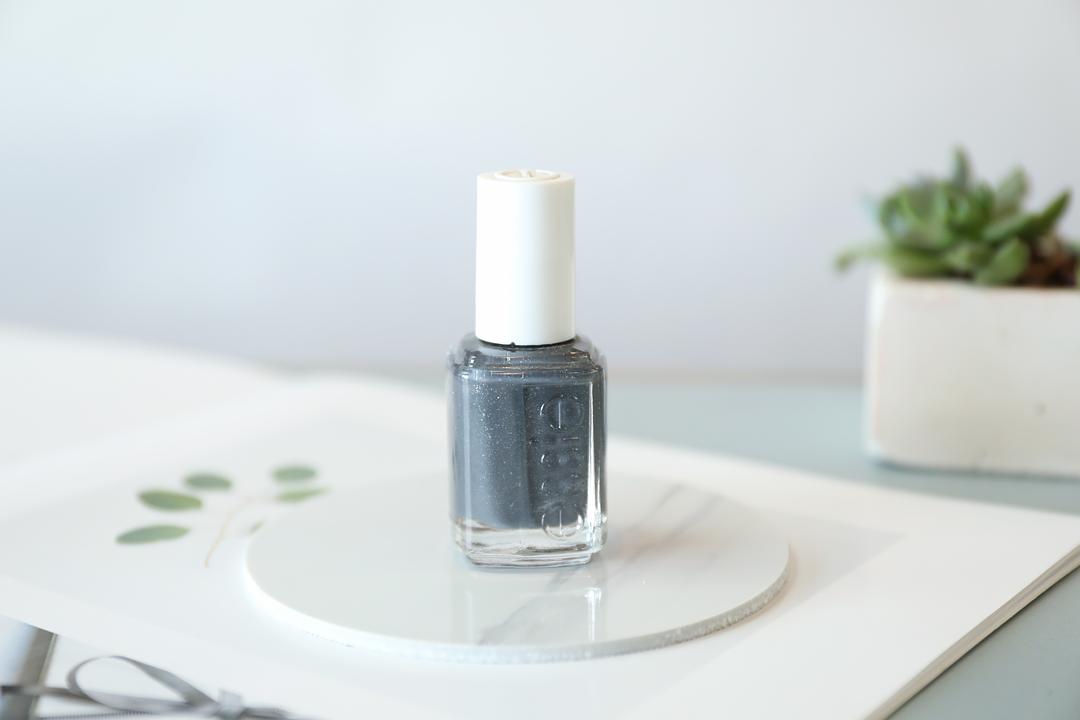 美甲小白建议买什么颜色的指甲油,好看百搭指甲油推荐