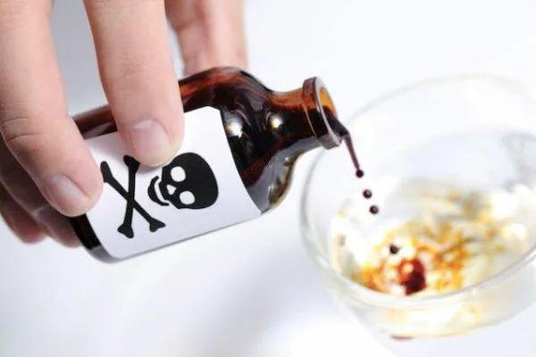 22岁女孩初入职场“感冒”一个月未愈，医生给其开“*霜砒**”口服