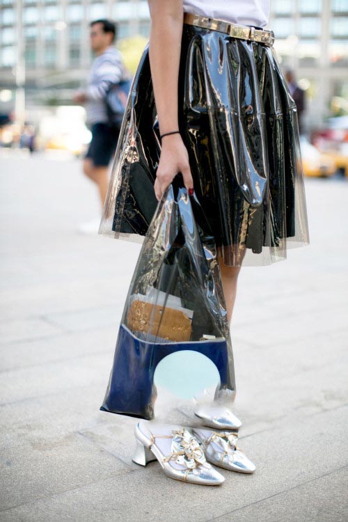 女人再有钱包包也别瞎买，今年流行“塑料袋”，清晰可见得时髦