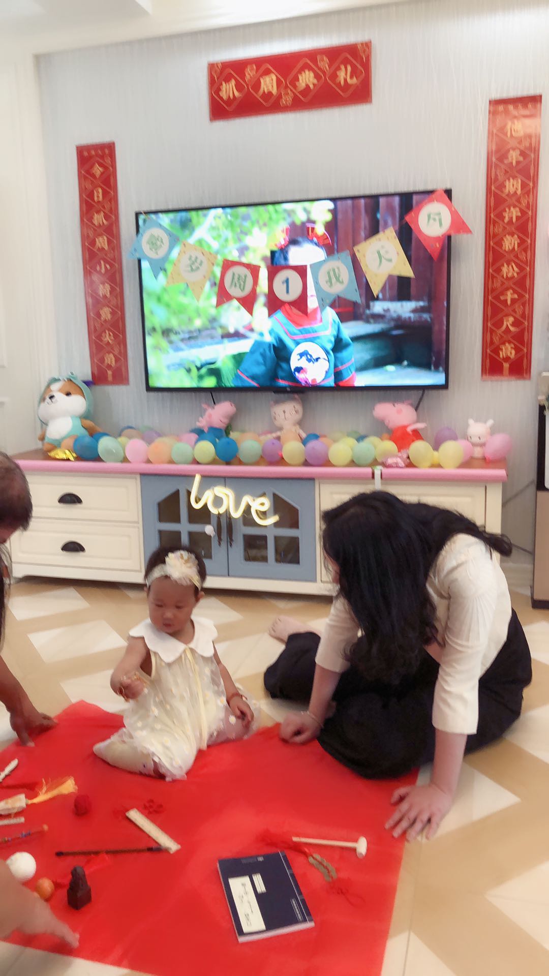 宝宝抓周要穿抓周服吗,宝宝抓周抓到什么说什么