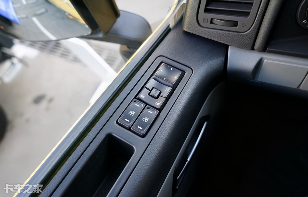 北奔重卡牵引车自重多少斤,北奔v3重载版前四后八自卸车