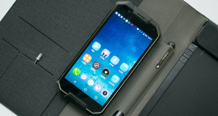 手机掉水里当场拿起来,手机掉入水中还可以正常使用