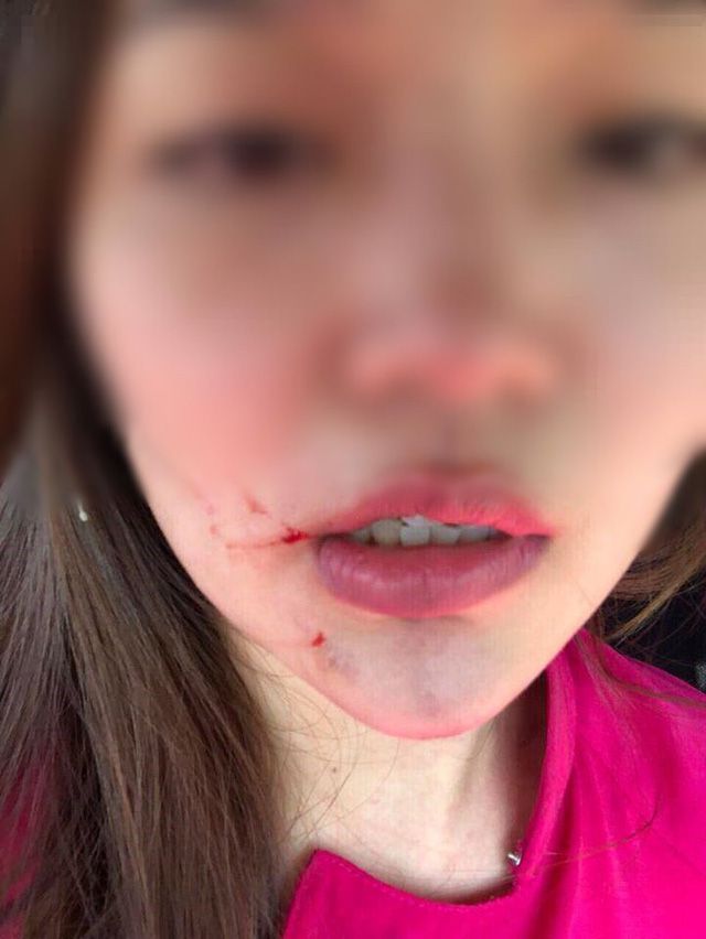 空姐被乘务长扇嘴巴子,两位空姐当街打架