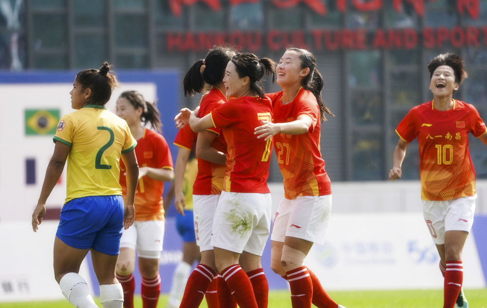 兵哥哥齐声高呼中国女排,中国女足惨败日本2-0巴西