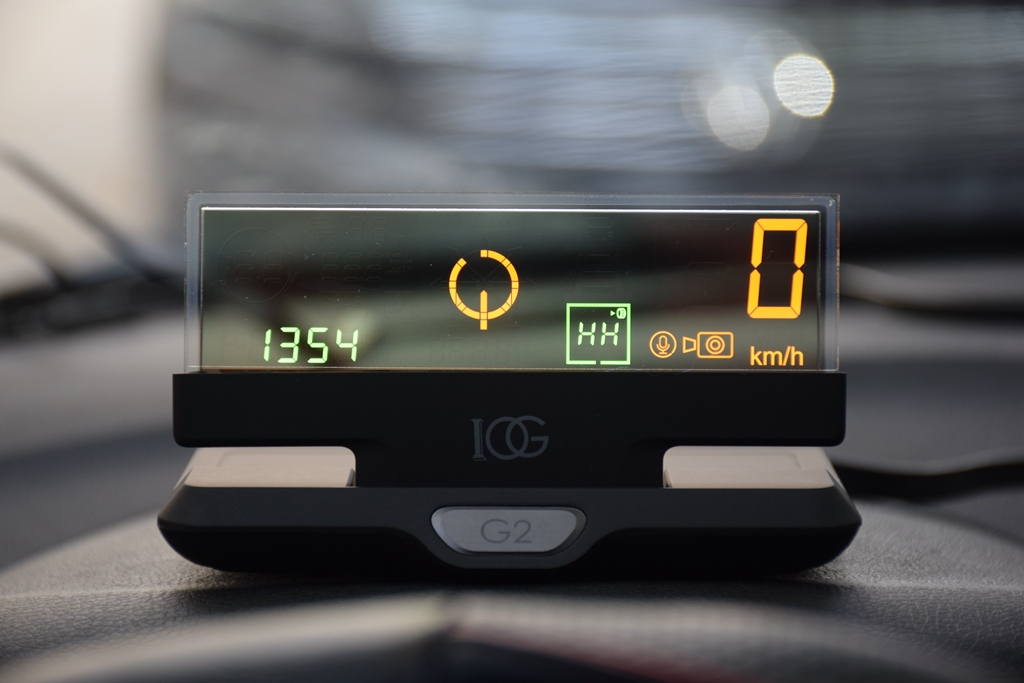 新司机低头看导航追尾，老司机呵呵一笑：车上加套设备就解决了！