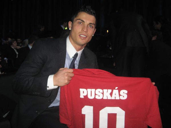 欧洲杯预选赛葡萄牙c罗4球,c罗获普斯卡什奖颁奖典礼照片